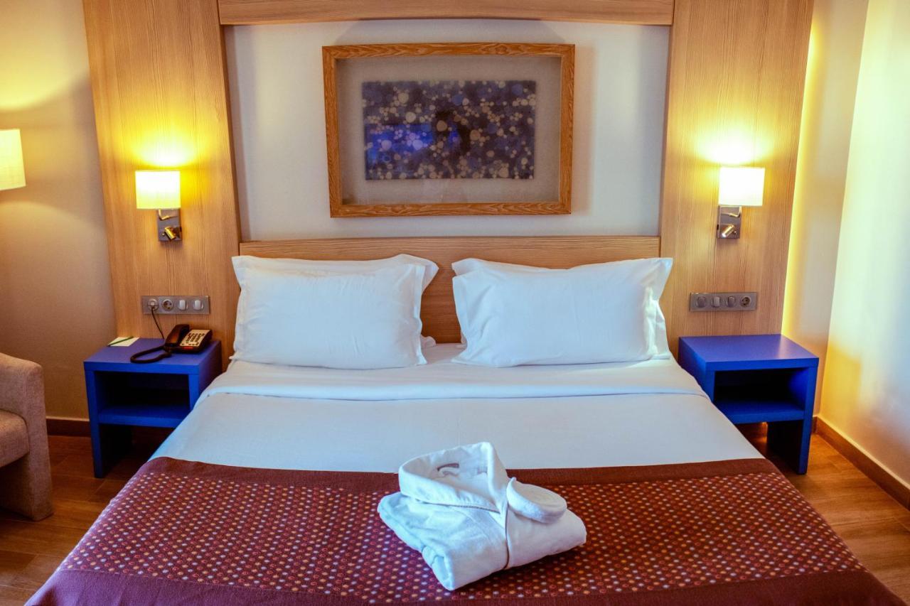 Golden Tulip Le Diplomate Hotel โกโตนู ภายนอก รูปภาพ