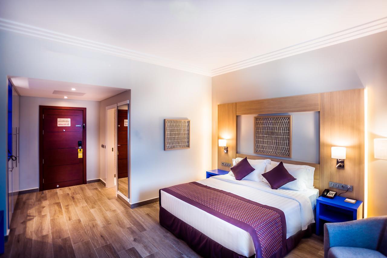 Golden Tulip Le Diplomate Hotel โกโตนู ภายนอก รูปภาพ