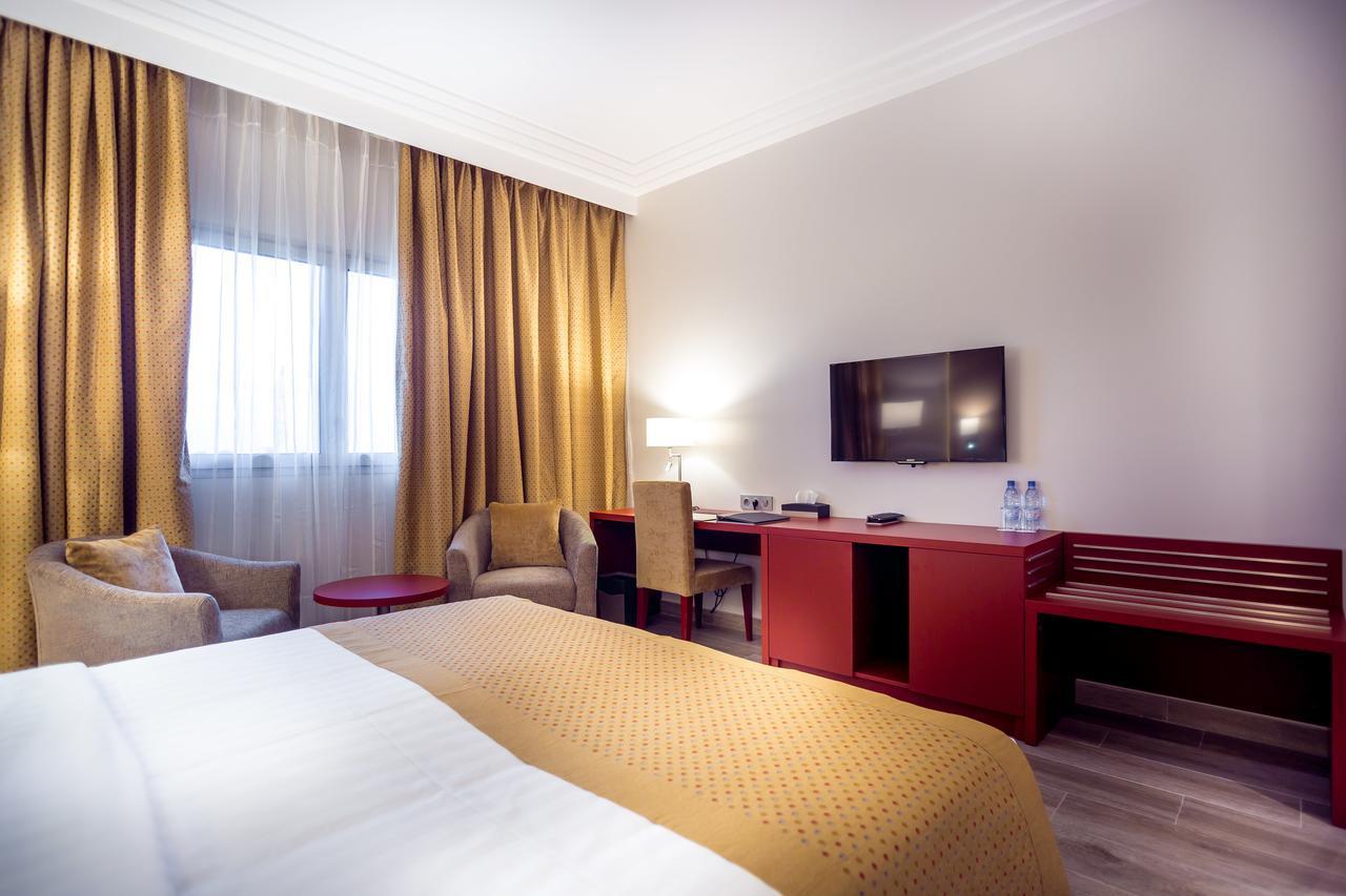 Golden Tulip Le Diplomate Hotel โกโตนู ภายนอก รูปภาพ